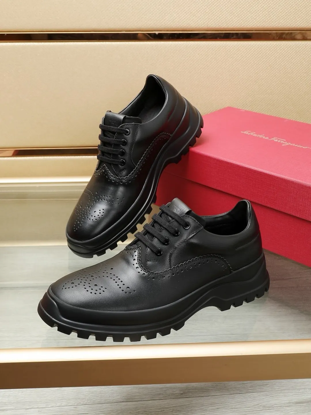 Factory P680💰🔥《Ferragamo》👏Latest•High-end top brand luxury~purchasing agent, top~quality. New fashionable business men's shoes 🔜The uppers are made of original first-layer open-edge beaded cowhide➕cowhide·lining, with fine workmanship. The original stylish and soft combination wear-resistant and non-slip outsole is light and comfortable on the feet. The real thing looks better in real photos. Number of yards: 38--44 (45 and 46 can be customized)
